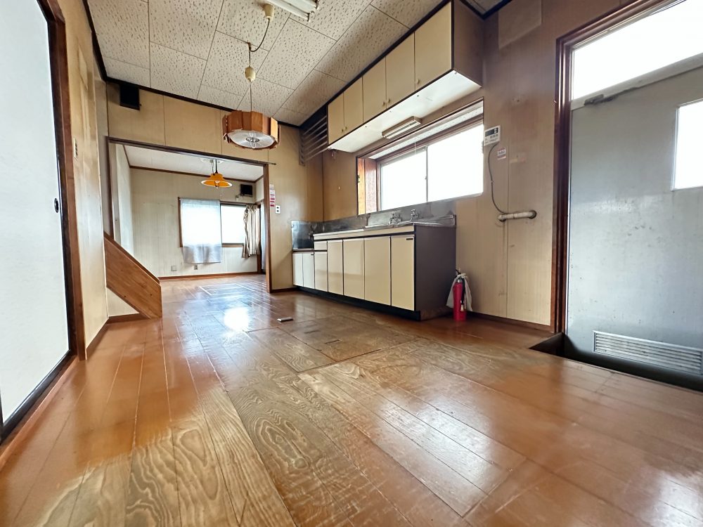 千曲市 大字若宮（戸倉駅） 2階建 ６ＬＤＫ　中古一戸建て
